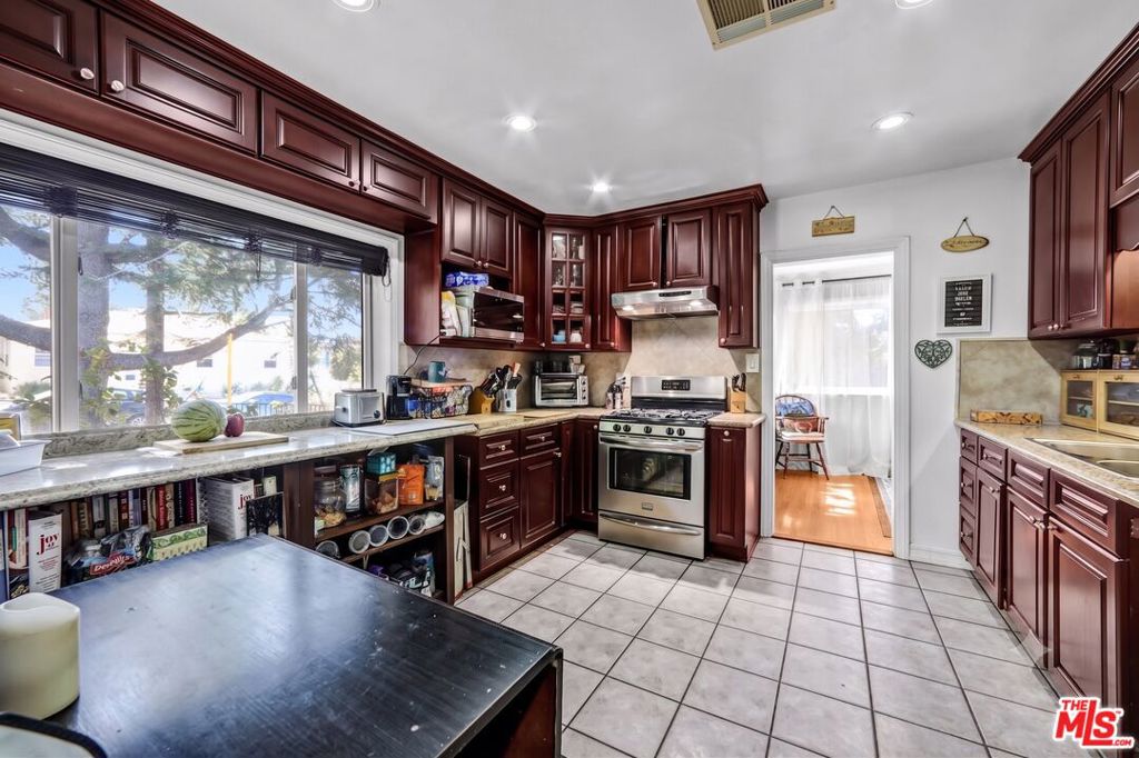 10205 Fairgrove Avenue Property Photo 14