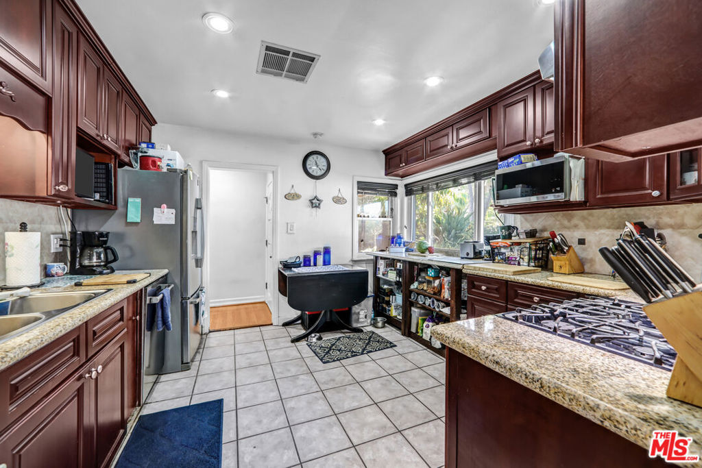 10205 Fairgrove Avenue Property Photo 15