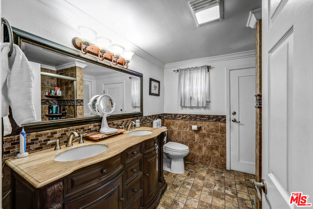 10205 Fairgrove Avenue Property Photo 20