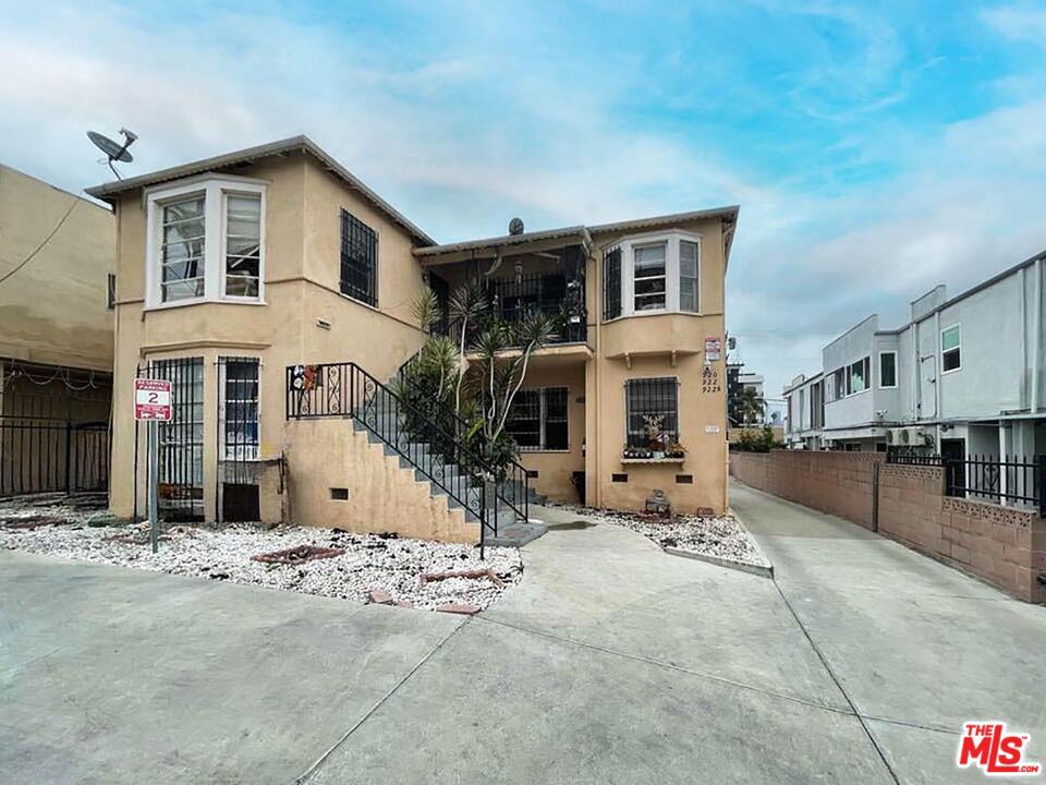 920 S Kenmore Avenue Property Photo 1