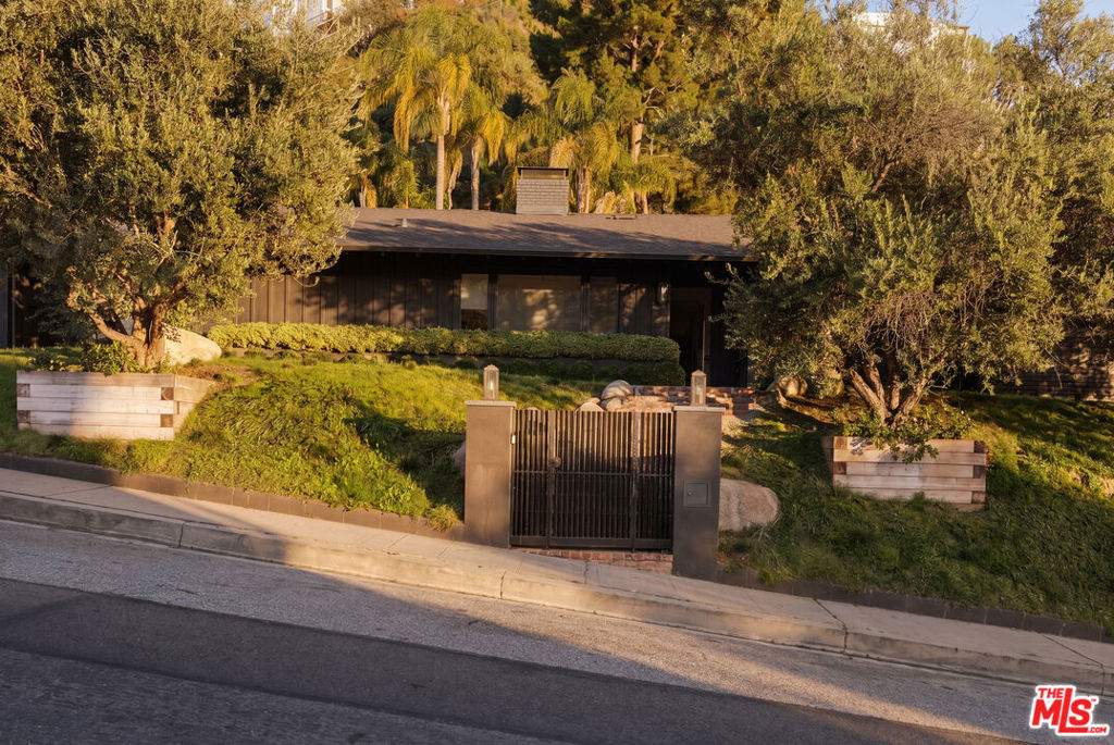 1744 N Doheny Drive Property Photo 4