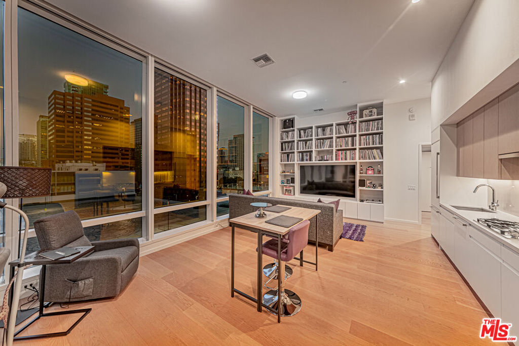 877 Francisco Street 806 Property Photo 8