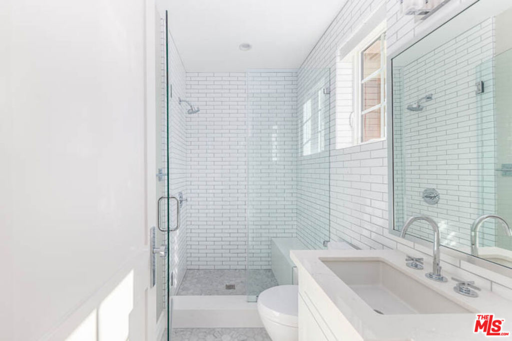 5054 Haskell Avenue Property Photo 19