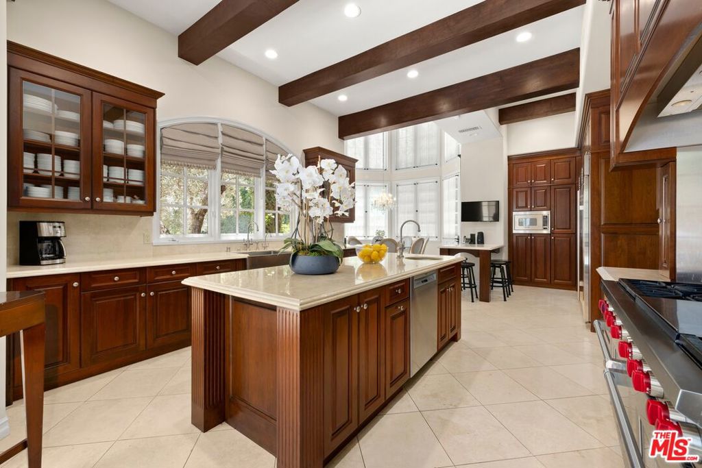 9541 Sunset Boulevard Property Photo 11