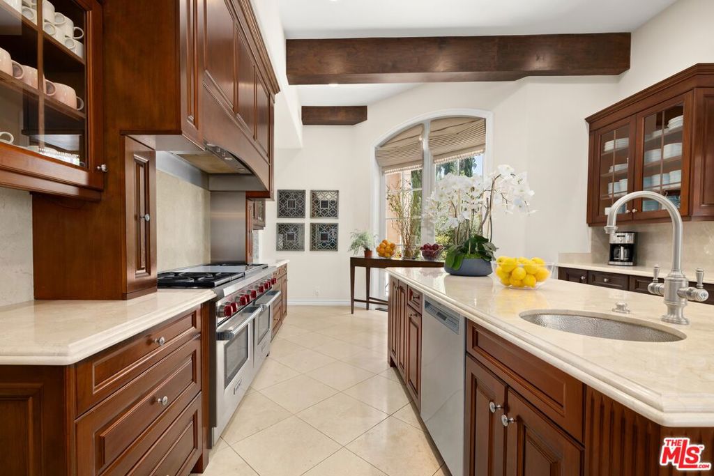 9541 Sunset Boulevard Property Photo 12