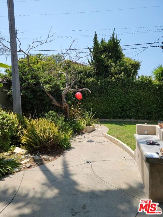 8501 Lilienthal Avenue Property Photo 5