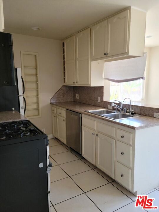 8501 Lilienthal Avenue Property Photo 7