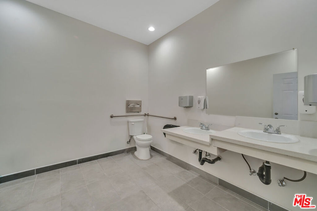 1830 W Rosecrans Avenue Property Photo 17