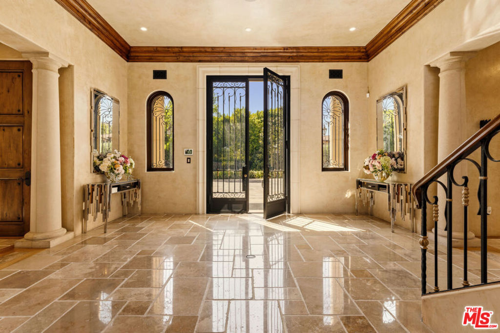 2374 Earls Court Property Photo 4