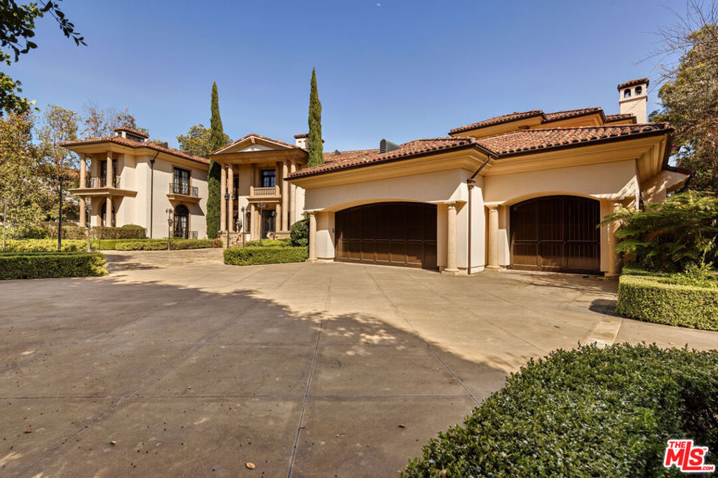2374 Earls Court Property Photo 10
