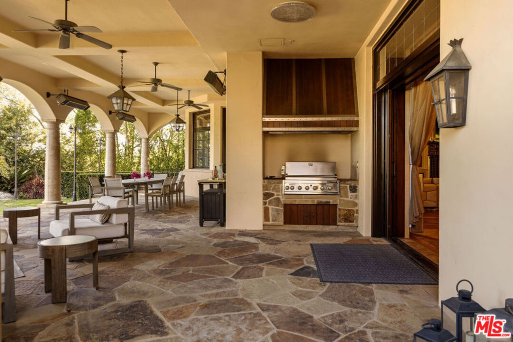 2374 Earls Court Property Photo 12