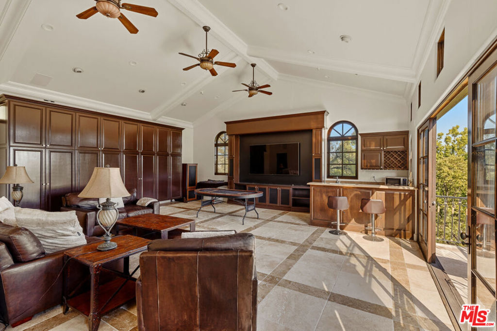 2374 Earls Court Property Photo 14