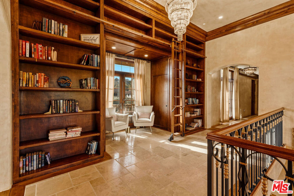 2374 Earls Court Property Photo 26