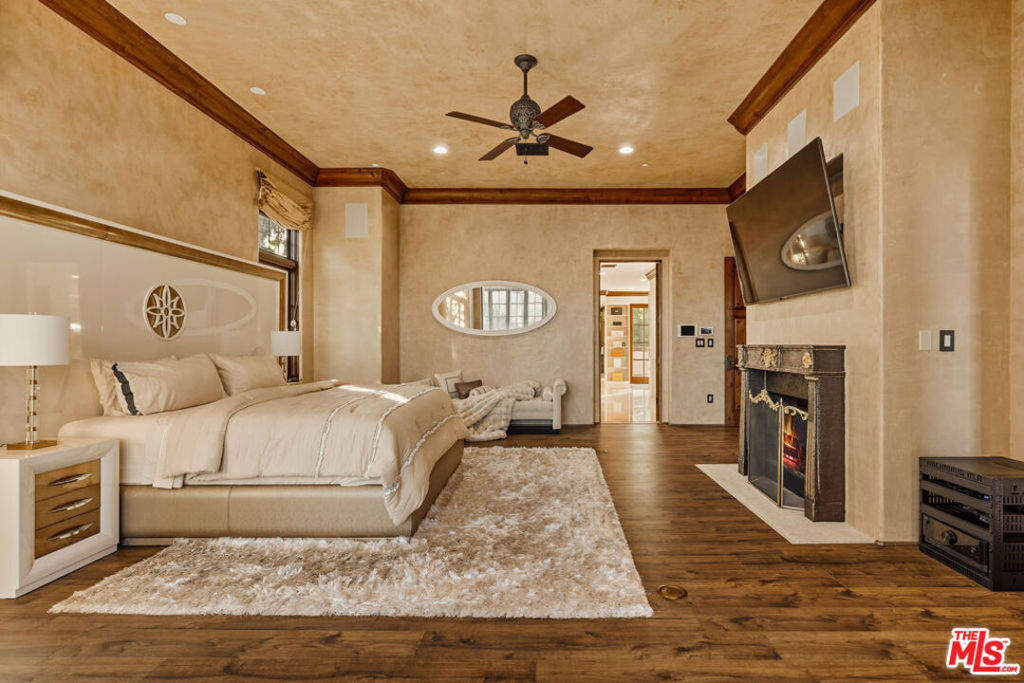 2374 Earls Court Property Photo 28