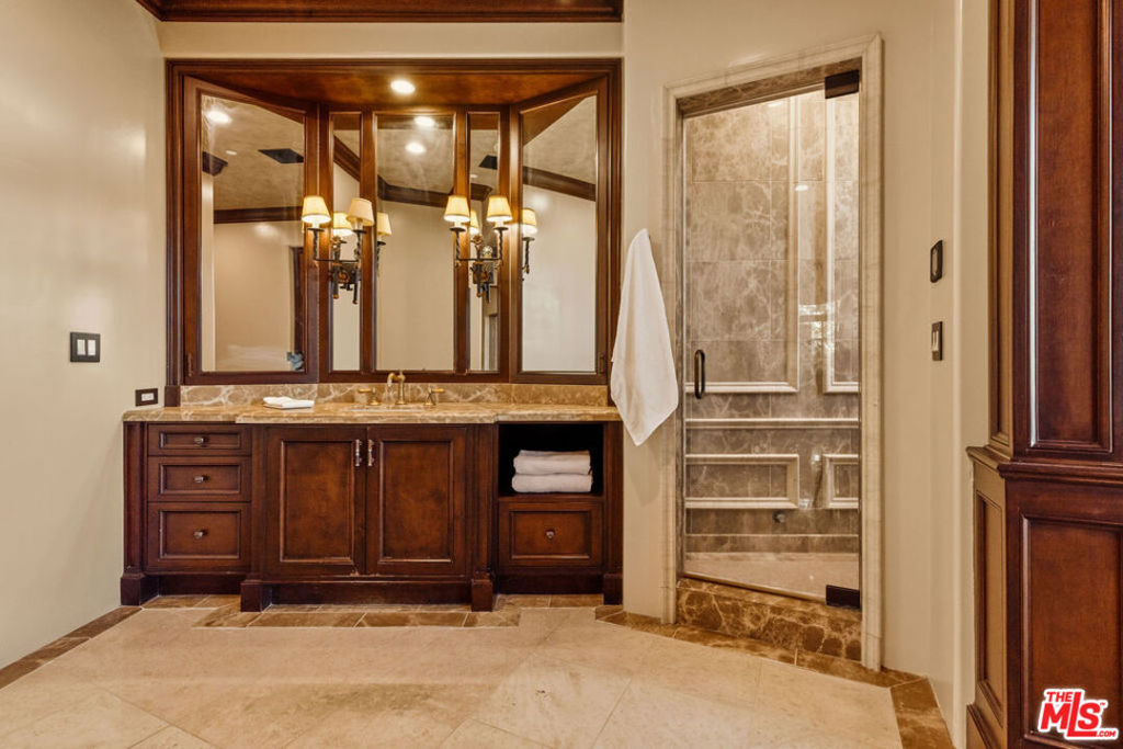2374 Earls Court Property Photo 30
