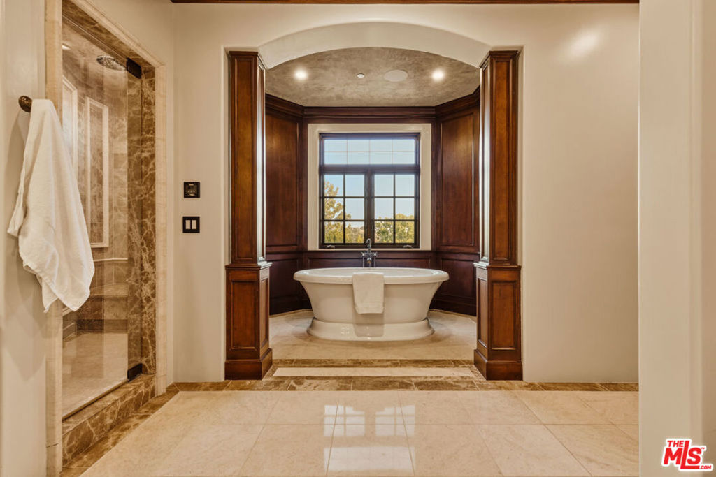 2374 Earls Court Property Photo 31