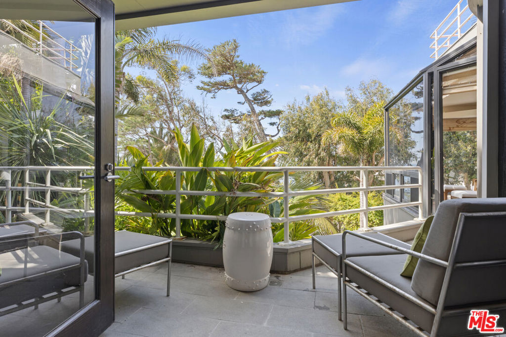 31833 Sea Level Drive Property Photo 3
