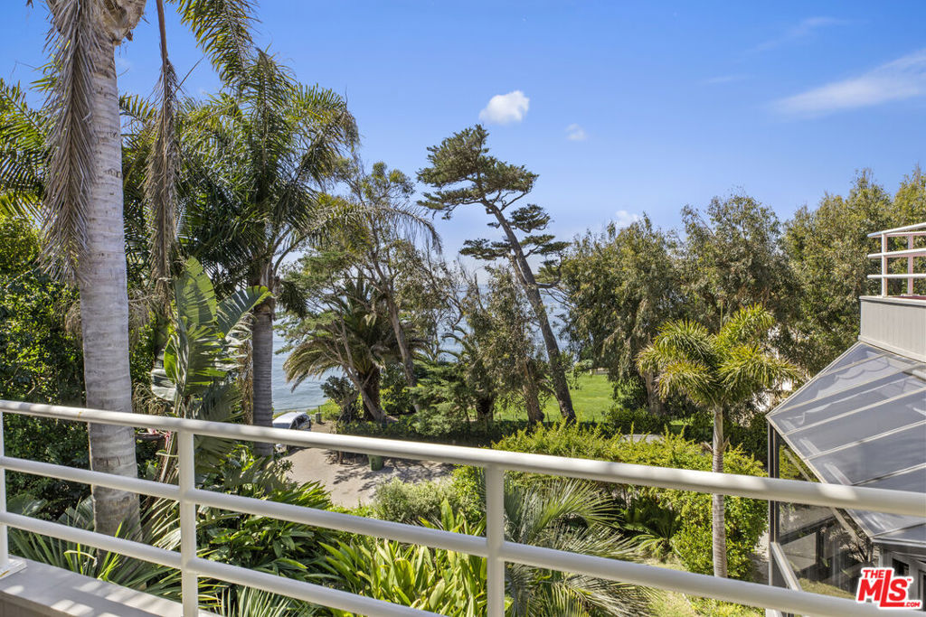 31833 Sea Level Drive Property Photo 5