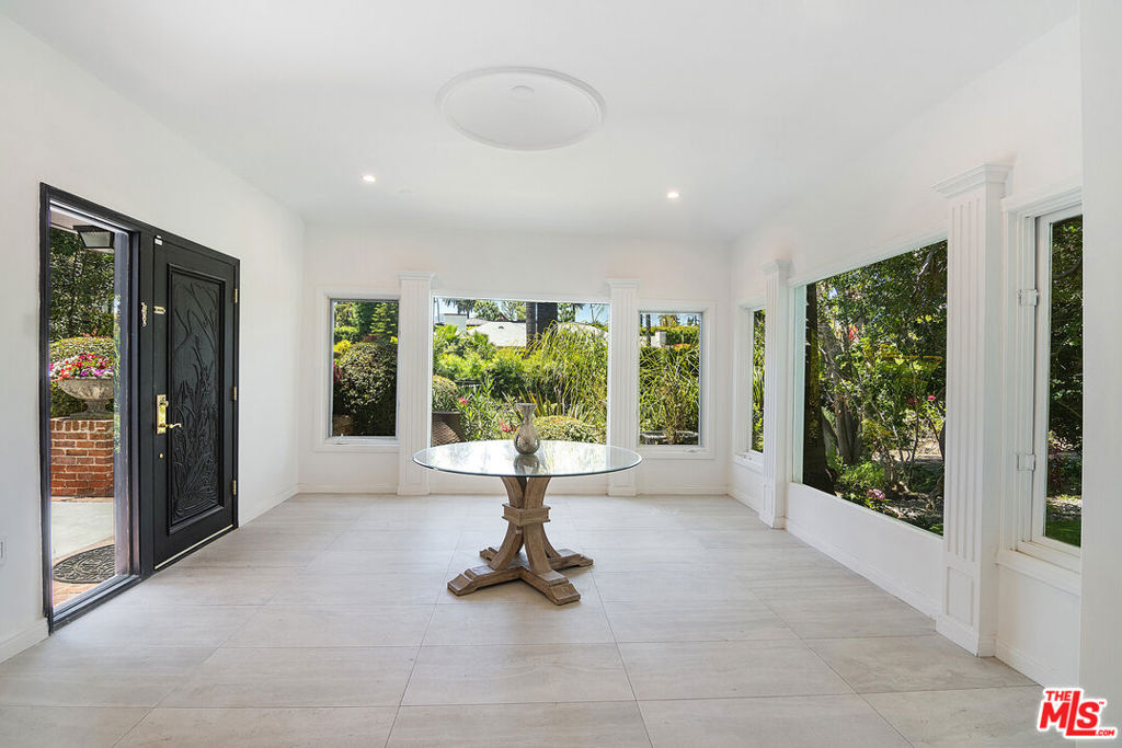 508 N Canon Drive Property Photo 6