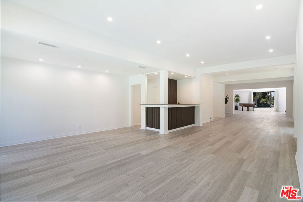 508 N Canon Drive Property Photo 12