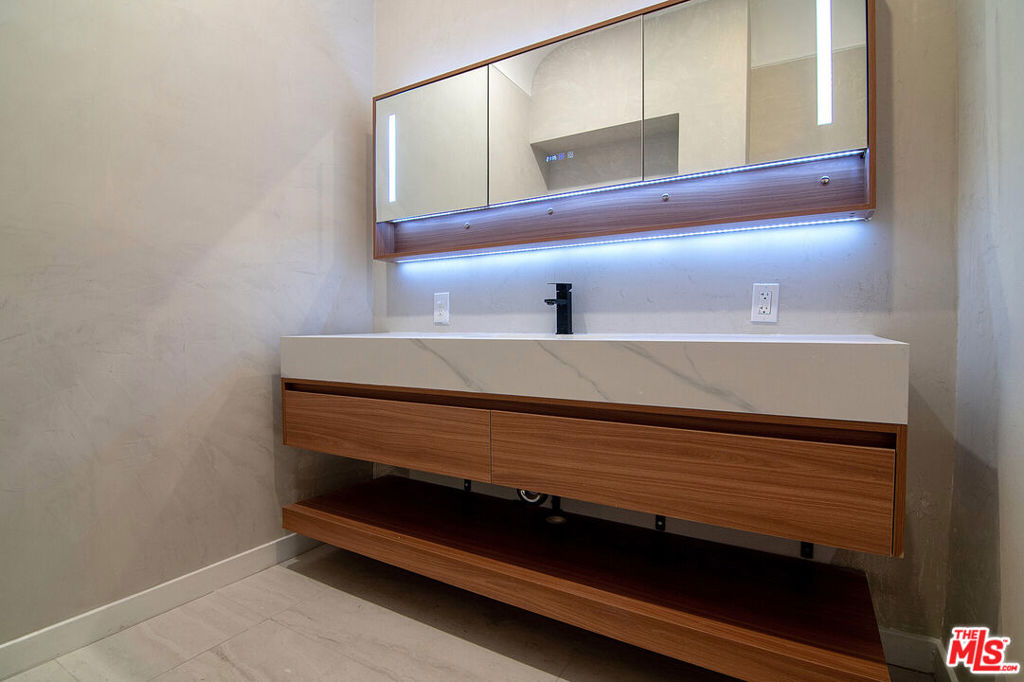 508 N Canon Drive Property Photo 20