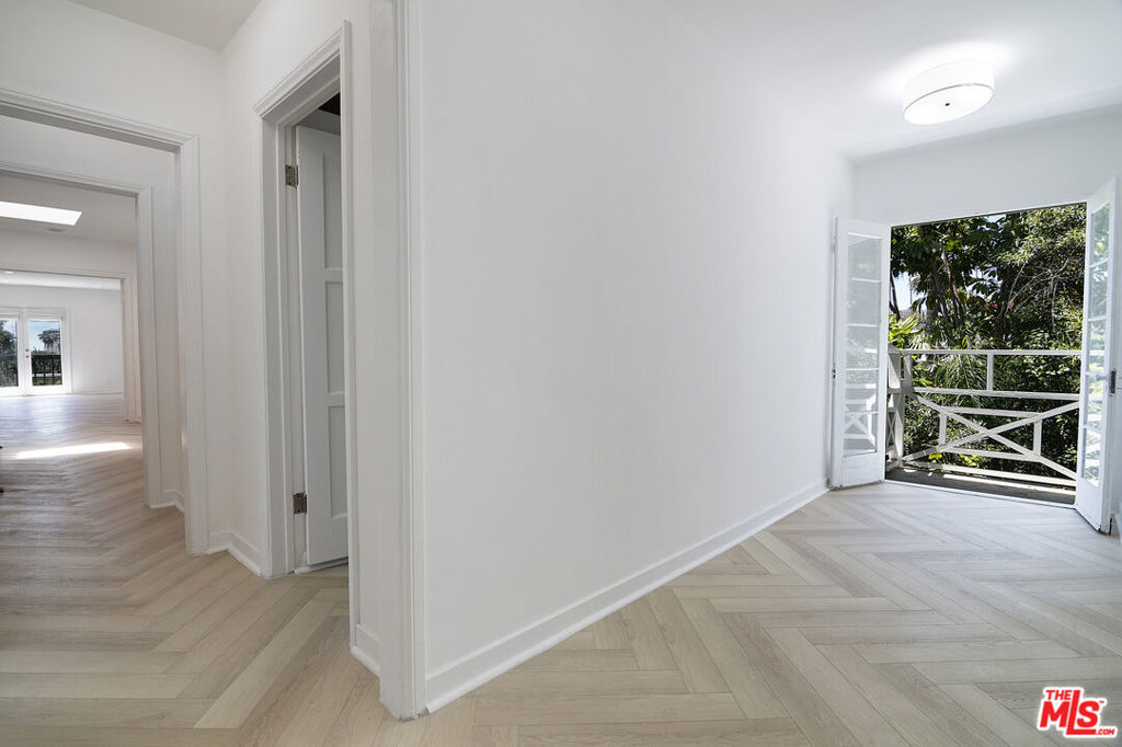 508 N Canon Drive Property Photo 35