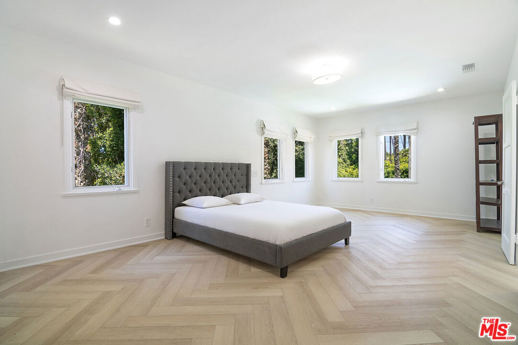 508 N Canon Drive Property Photo 37