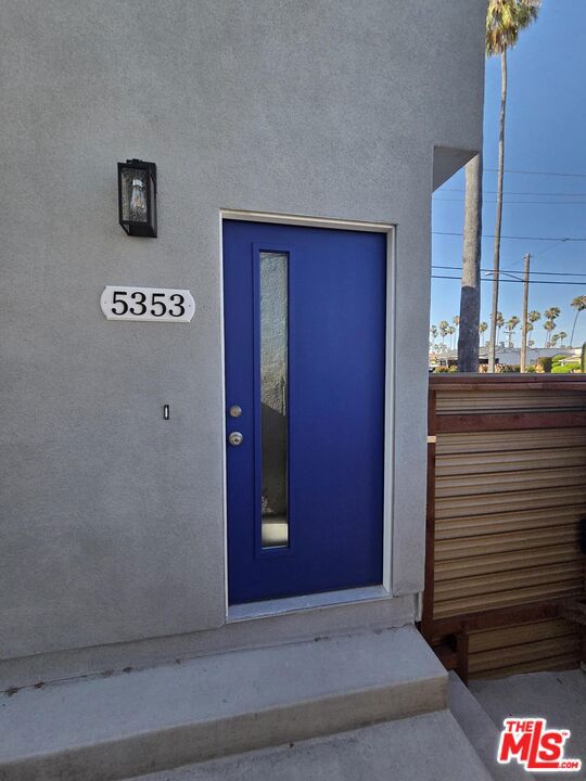 5353 S Harcourt Avenue Property Photo 2