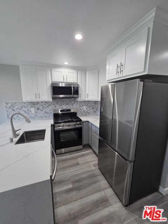 5353 S Harcourt Avenue Property Photo 3