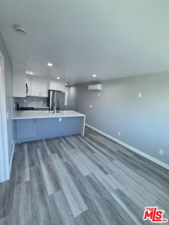 5353 S Harcourt Avenue Property Photo 6