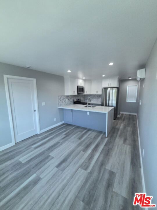 5353 S Harcourt Avenue Property Photo 7