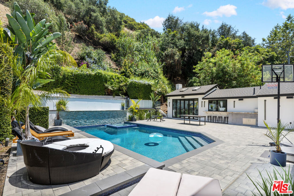 1750 N Beverly Glen Boulevard Property Photo 3