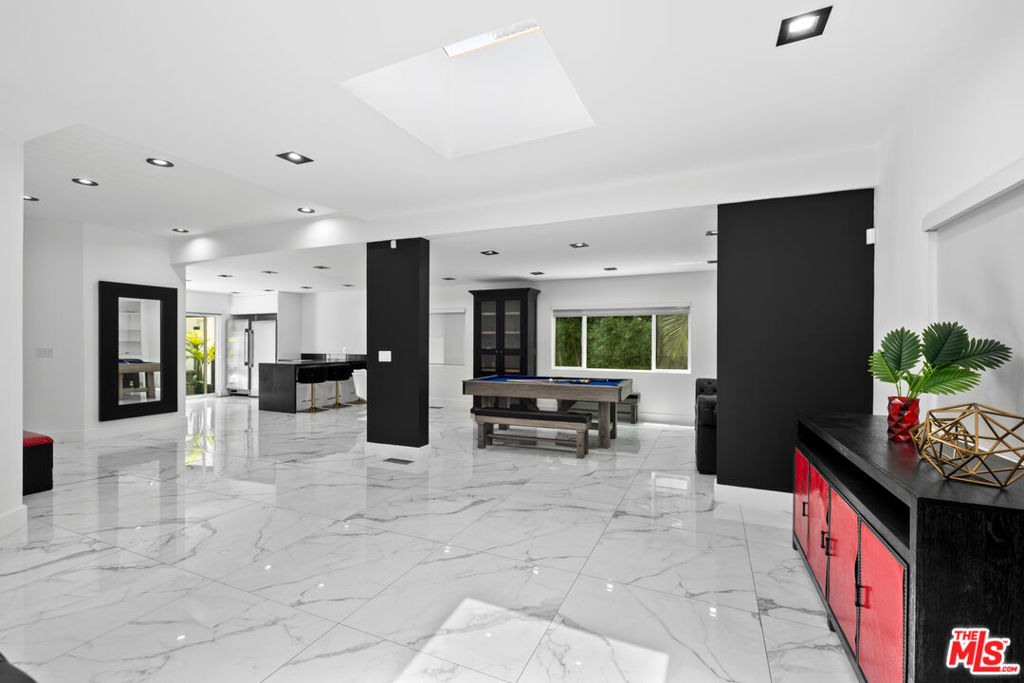 1750 N Beverly Glen Boulevard Property Photo 10