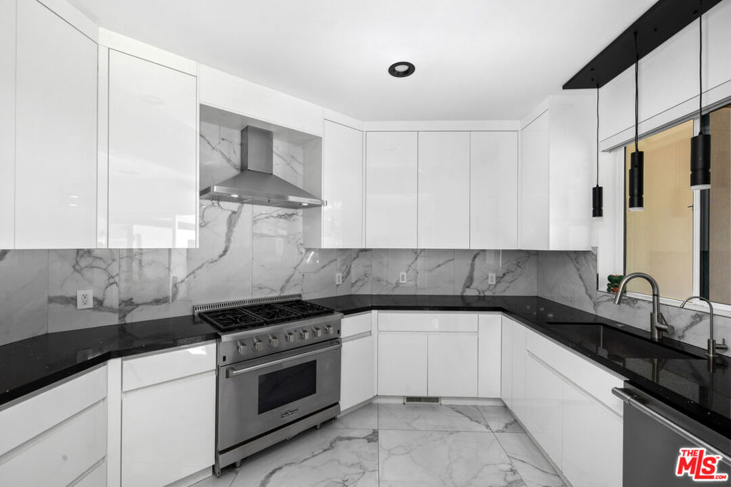 1750 N Beverly Glen Boulevard Property Photo 14