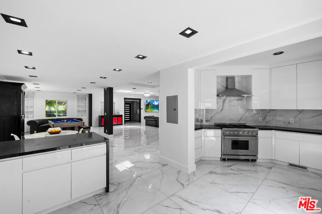 1750 N Beverly Glen Boulevard Property Photo 15