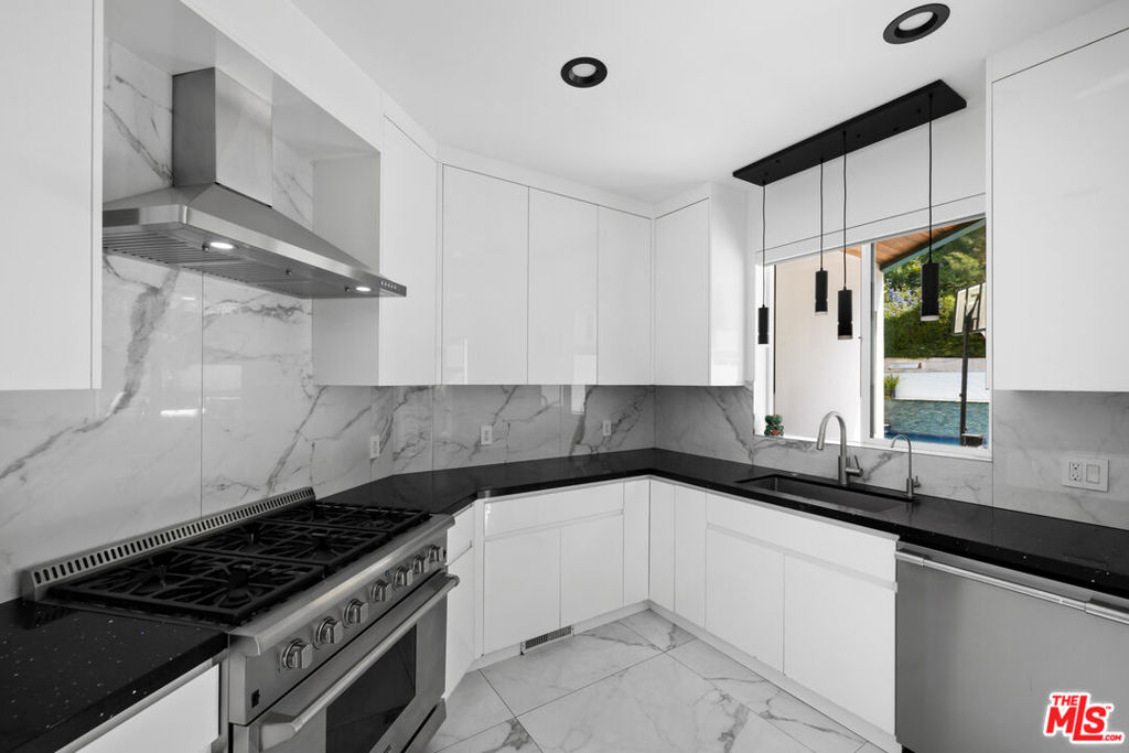 1750 N Beverly Glen Boulevard Property Photo 16