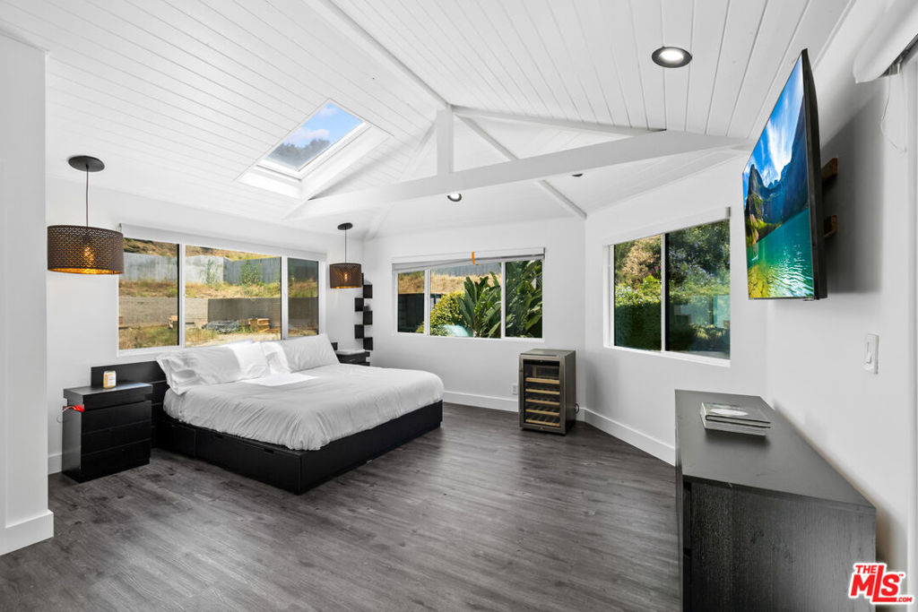 1750 N Beverly Glen Boulevard Property Photo 17