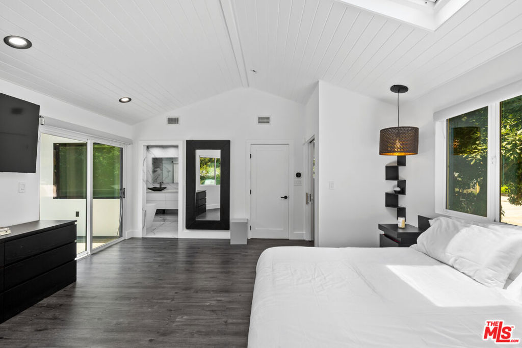 1750 N Beverly Glen Boulevard Property Photo 18