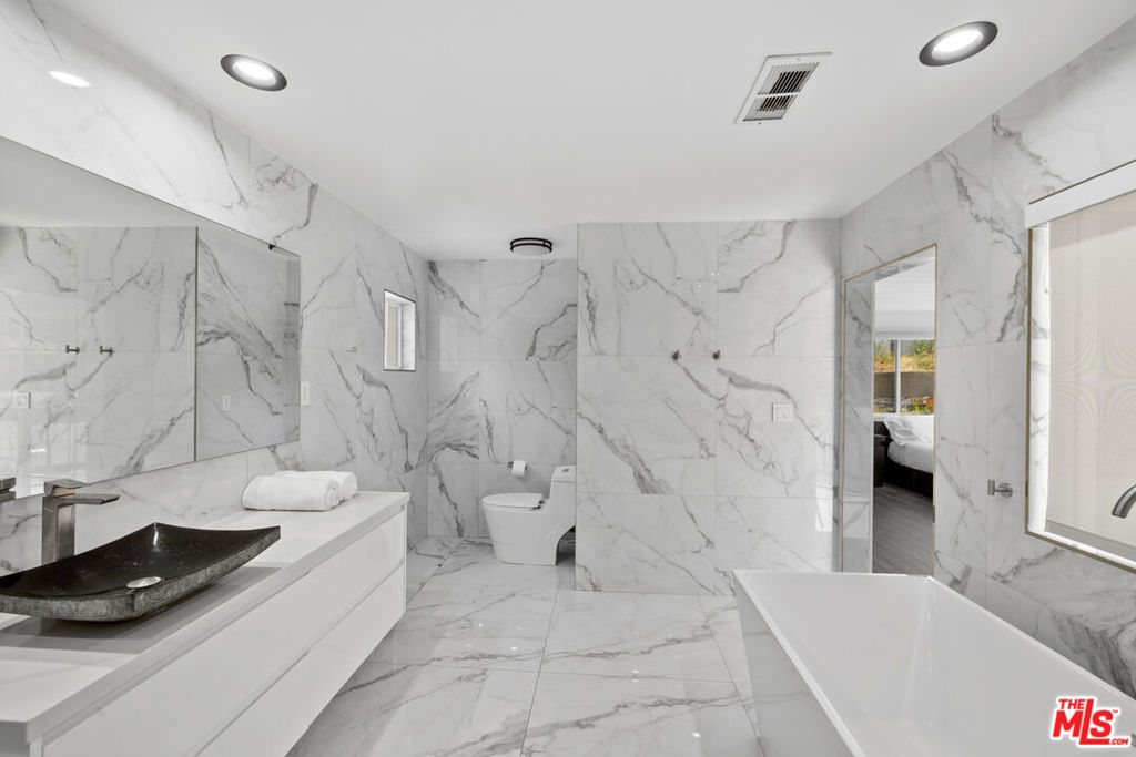 1750 N Beverly Glen Boulevard Property Photo 22