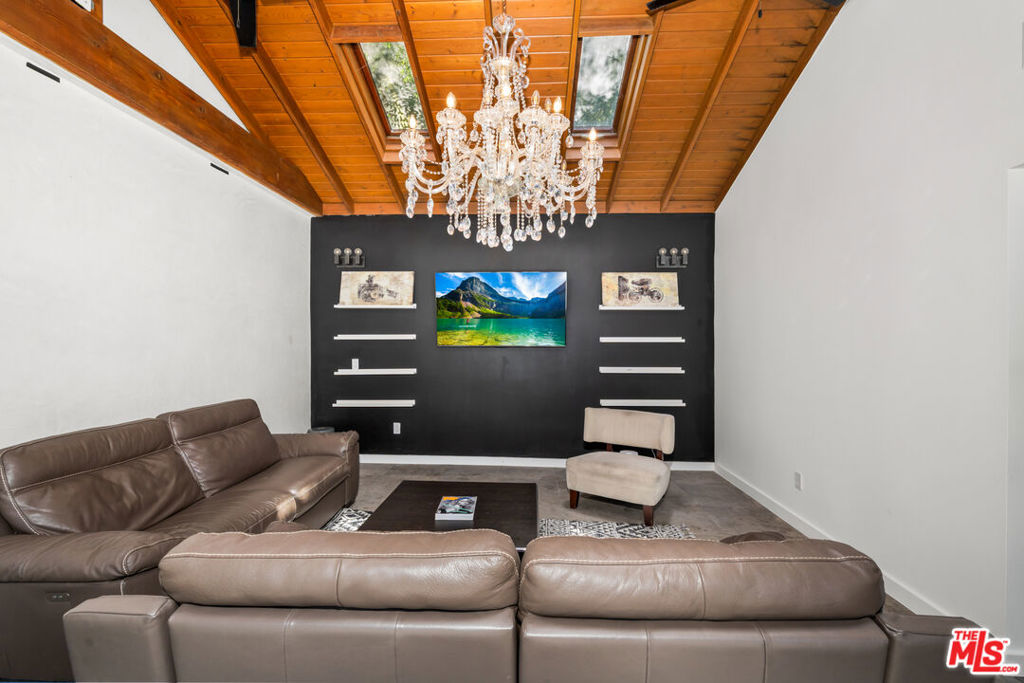1750 N Beverly Glen Boulevard Property Photo 28