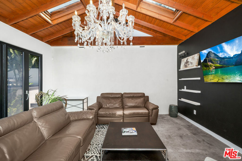 1750 N Beverly Glen Boulevard Property Photo 29