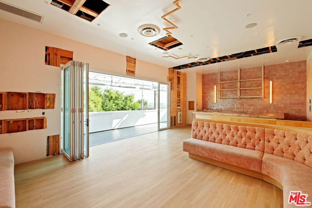8768 W Sunset Boulevard Property Photo 17
