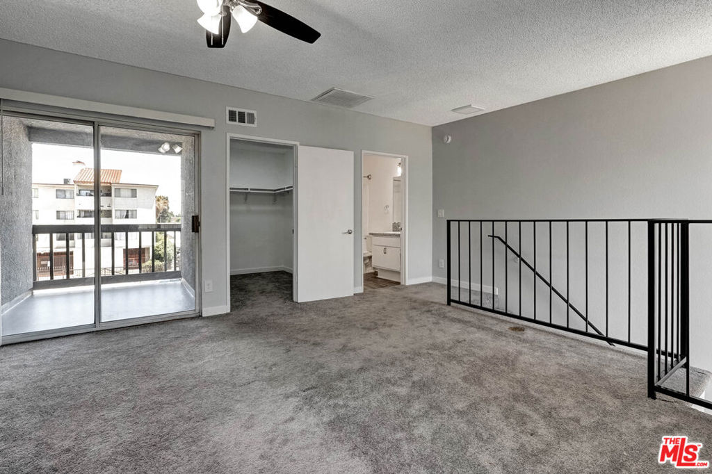 18547 Saticoy Street Property Photo 2