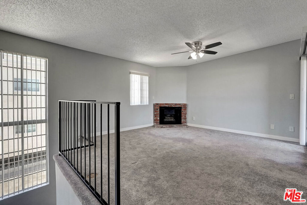 18547 Saticoy Street Property Photo 3