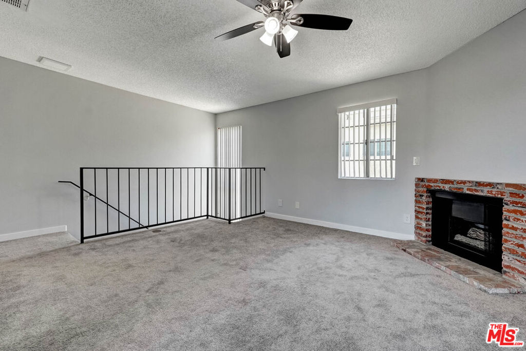 18547 Saticoy Street Property Photo 4