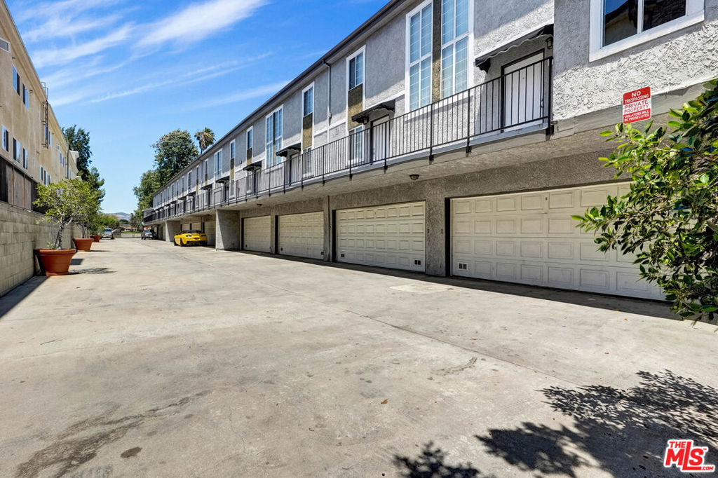 18547 Saticoy Street Property Photo 6