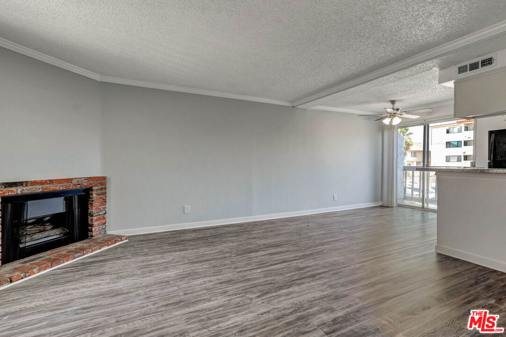 18547 Saticoy Street Property Photo 8