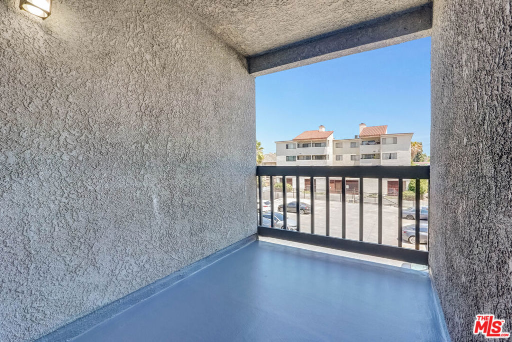 18547 Saticoy Street Property Photo 9