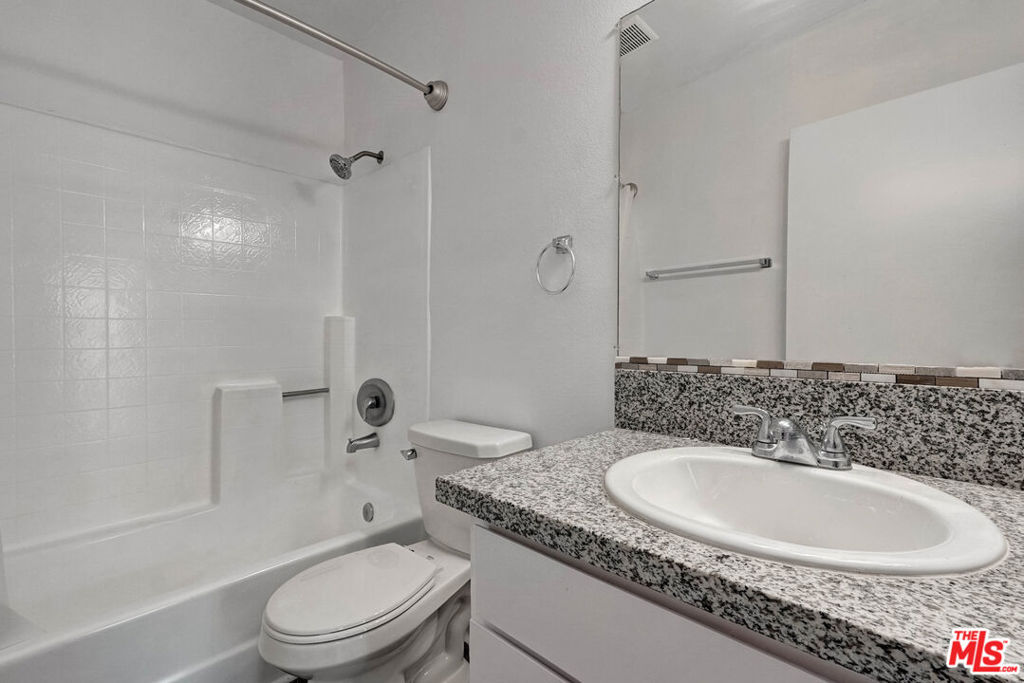 18547 Saticoy Street Property Photo 10