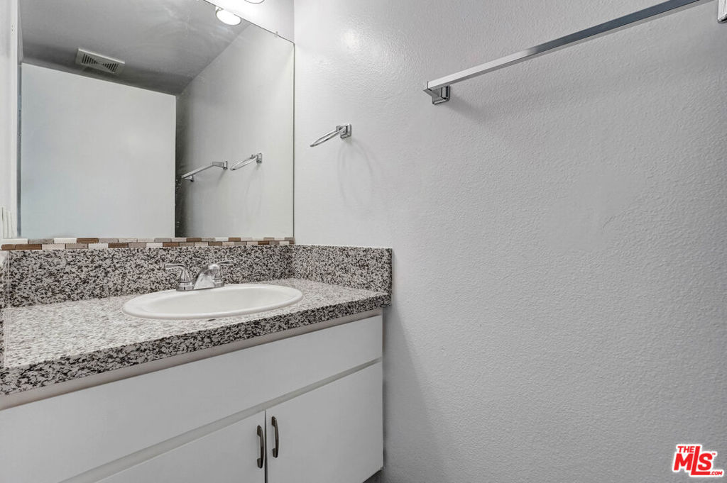 18547 Saticoy Street Property Photo 11